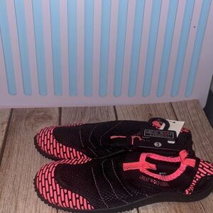 Great Wolf Lodge Kids Water Shoes - Black and Pink